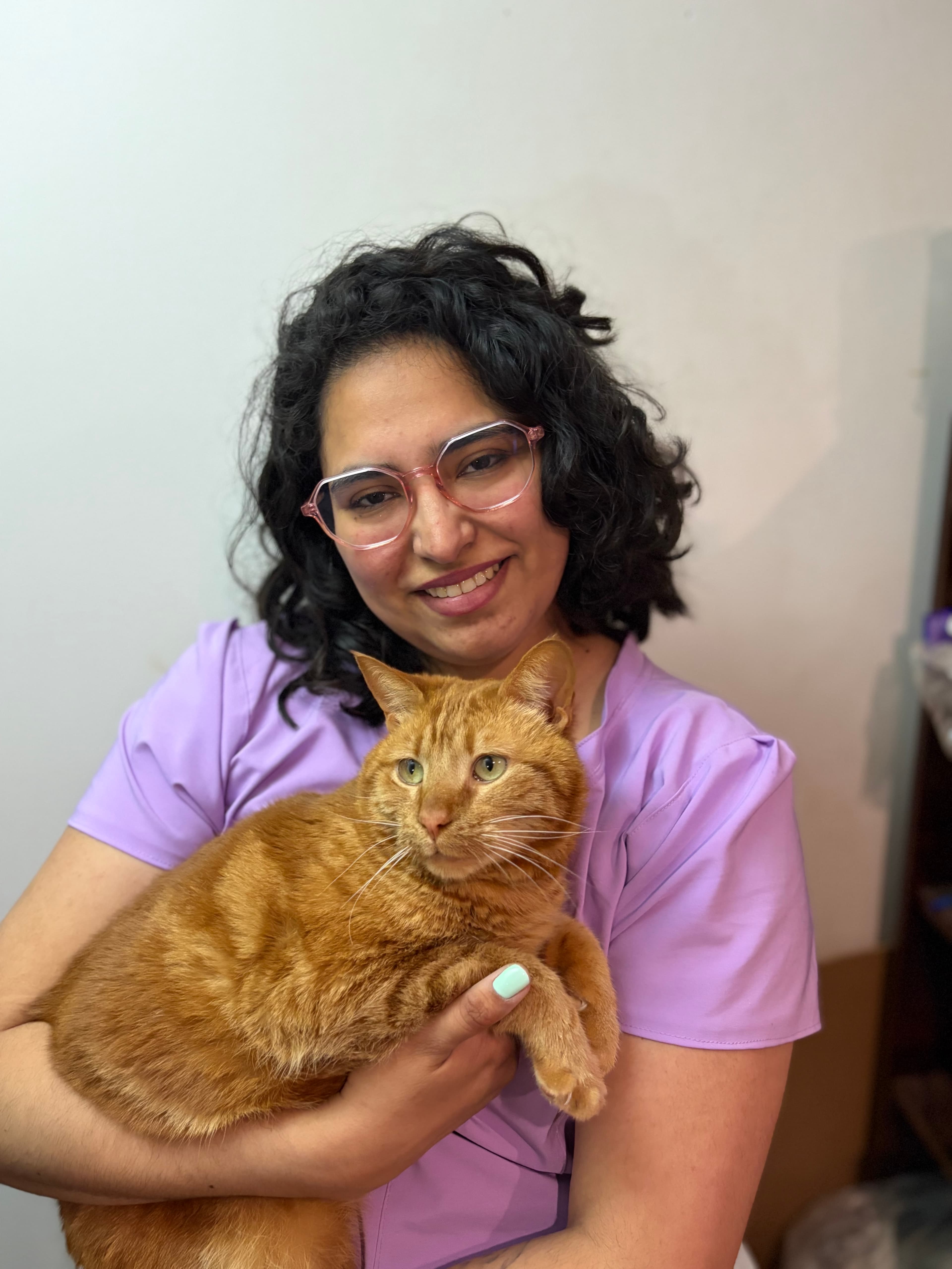Jocelyn sonriendo junto a su gato