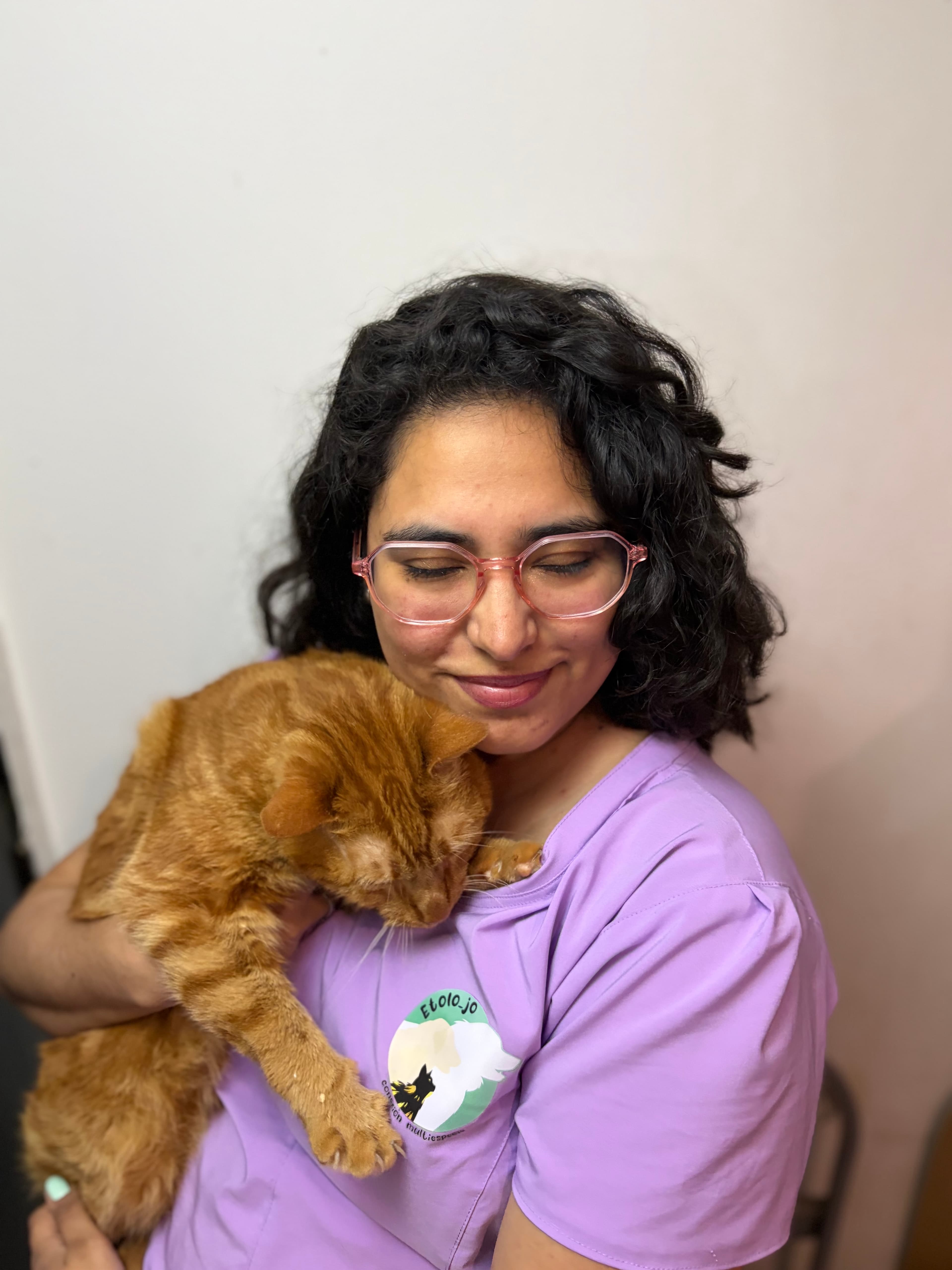 Jocelyn sosteniendo a su gato en brazos