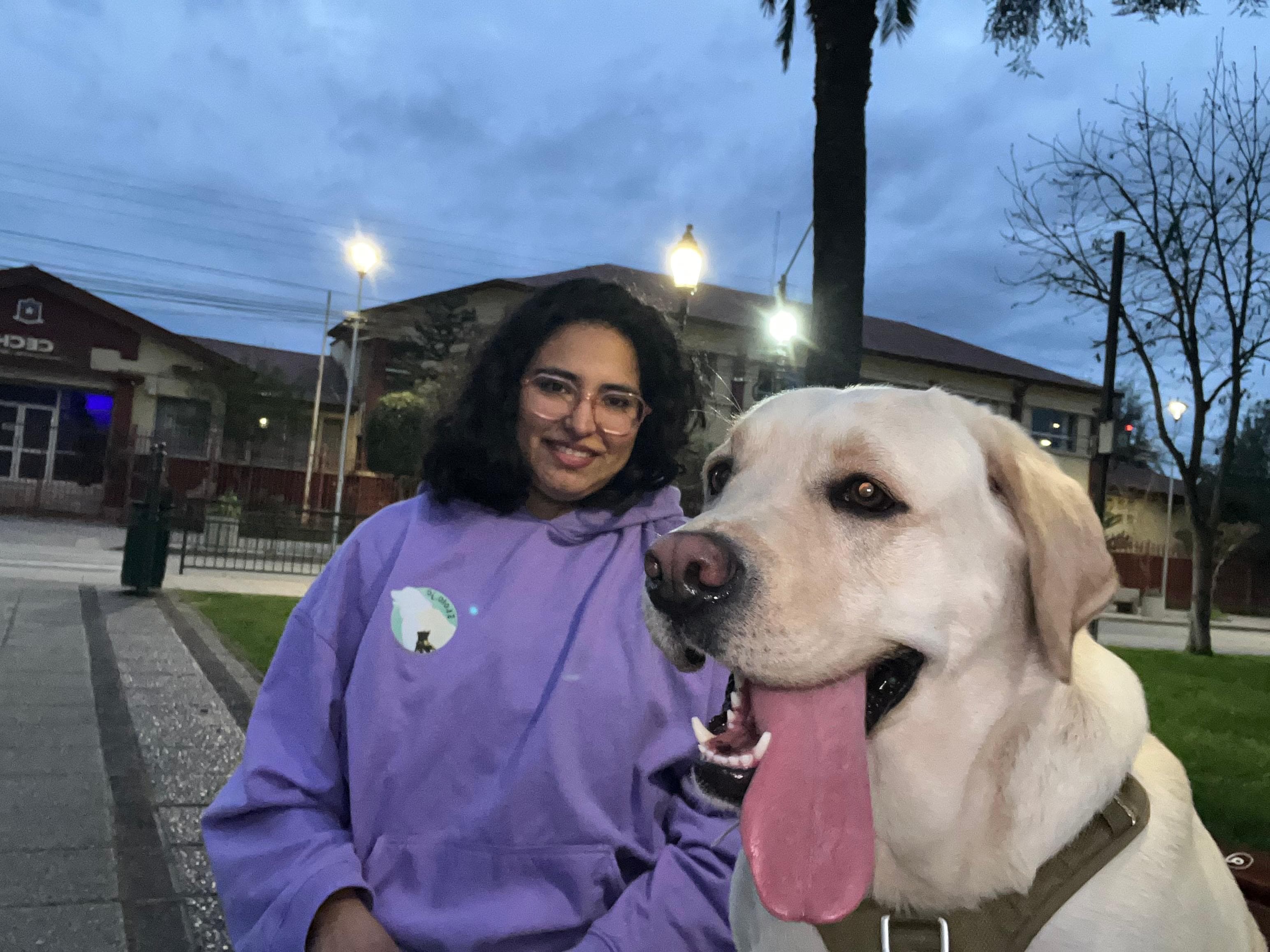 Jocelyn Lagos junto a su perra co-terapeuta
